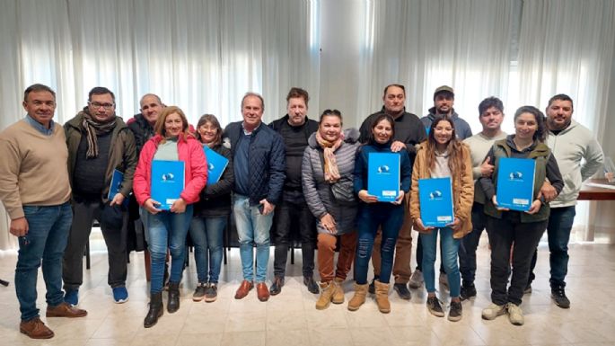 Entregaron escrituras de sus viviendas a siete familias