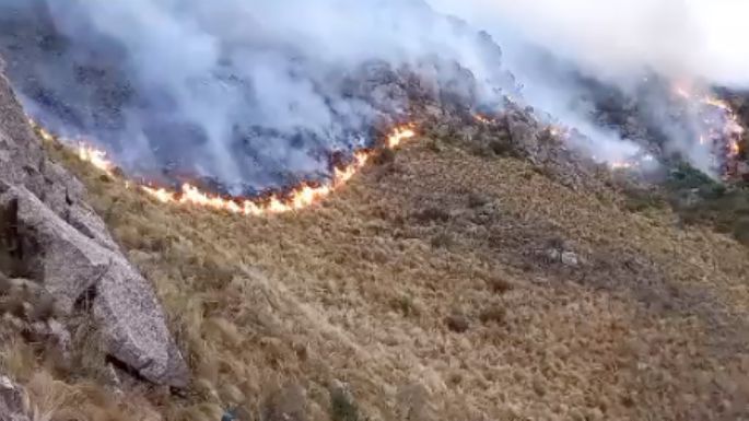 Bomberos combaten un gran incendio forestal en el Cerro Uritorco