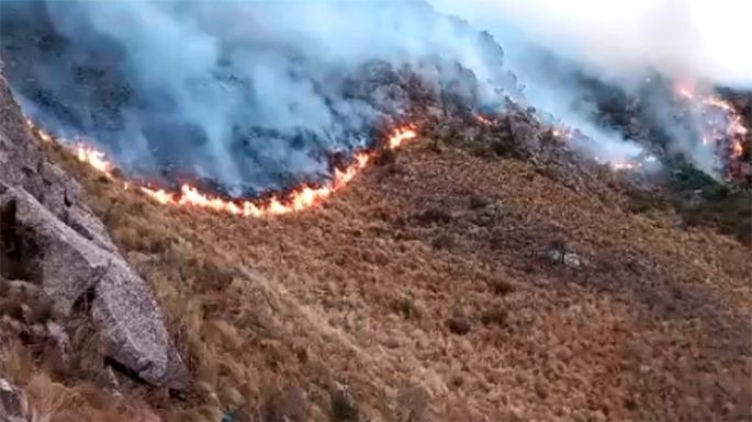 Las llamas del Uritorco amenazan al cerro Overo