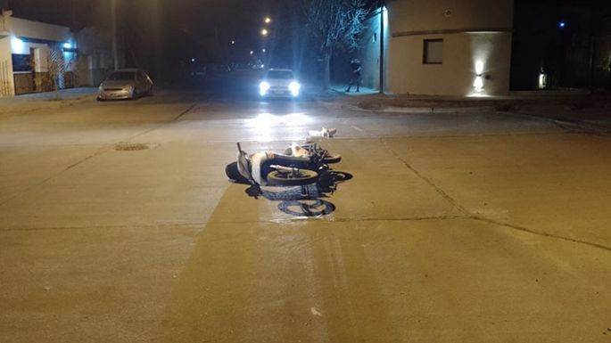 Perdió la vida un motociclista al ser arrollado por un auto