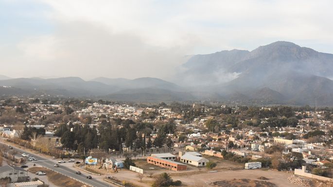 Incendio en el cerro Uritorco: 120 efectivos siguen trabajando para apagarlo