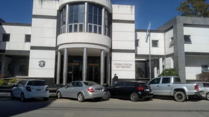 Abusó durante tres décadas de su hijastra y lo condenaron a 18 años de prisión