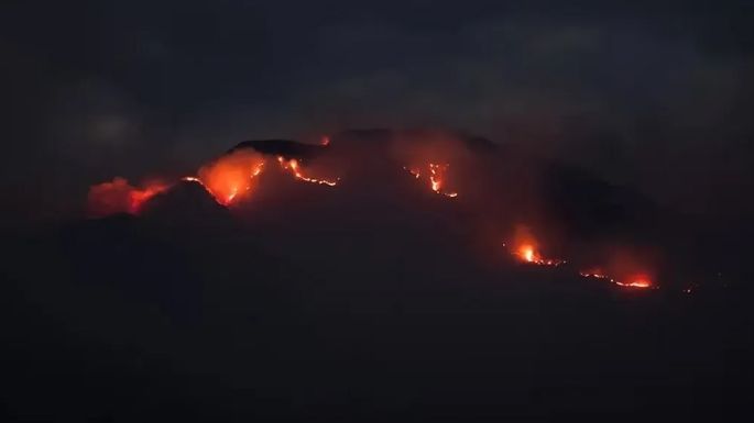Continúa activo el incendio en el cerro Uritorco