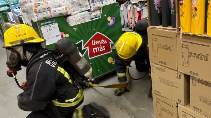 Bomberos llevan adelante un simulacro de incendio en el ChangoMás