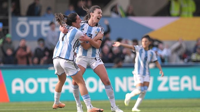 Argentina remontó un 0-2 con Sudáfrica y mantiene chances