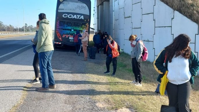 La historia de nunca acabar: se rompió un Coata sobre la autopista