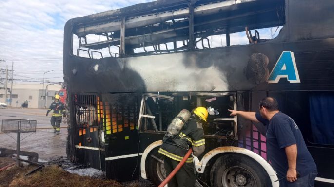 [Videos] Se incendió un colectivo Córdoba Coata sobre avenida Perón