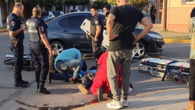 Dos jóvenes en moto chocaron contra un automóvil