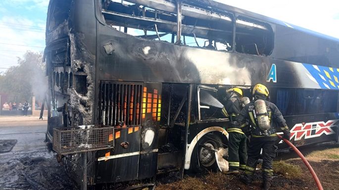 Se prendió fuego un colectivo de Córdoba Coata en el barrio Las Playas