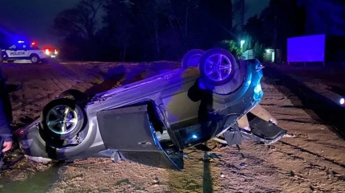 Un automóvil volcó y cuatro personas resultaron lesionadas