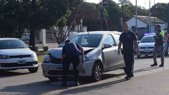 Una triple colisión puso en riesgo la vida de una mujer
