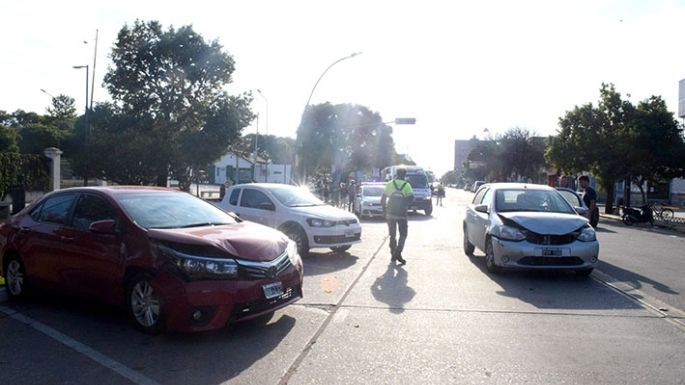 Una triple colisión puso en riesgo la vida de una mujer