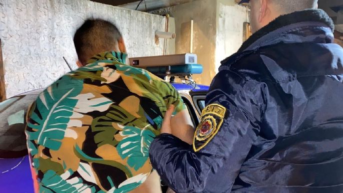 Golpeó a su expareja en el rostro y provocó daños en una casa vecina