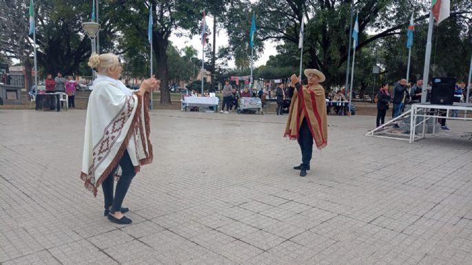 Con danzas típicas festejan el Día de la Independencia