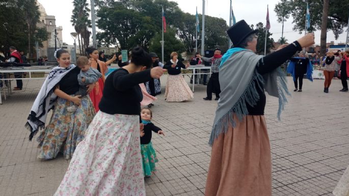 Con danzas típicas festejan el Día de la Independencia