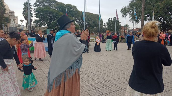 Con danzas típicas festejan el Día de la Independencia