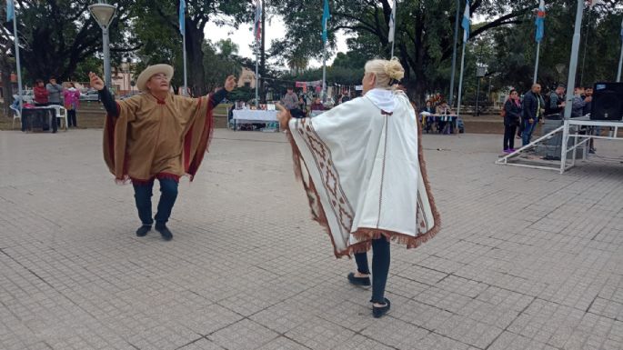 Con danzas típicas festejan el Día de la Independencia