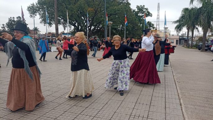 Con danzas típicas festejan el Día de la Independencia