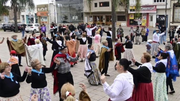 Con danzas típicas festejan el Día de la Independencia
