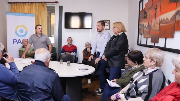Entregaron computadoras a centros de jubilados