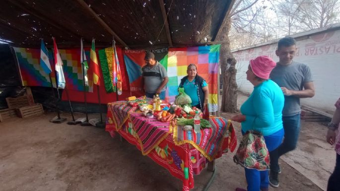 Realizan ritual con ofrendas a la tierra por el Día de la Pachamama