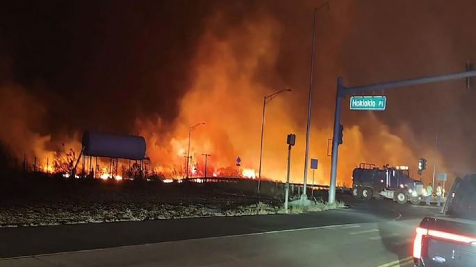 “Es apocalíptico”: por el fuego en Hawái,  hubo quienes se lanzaron al océano