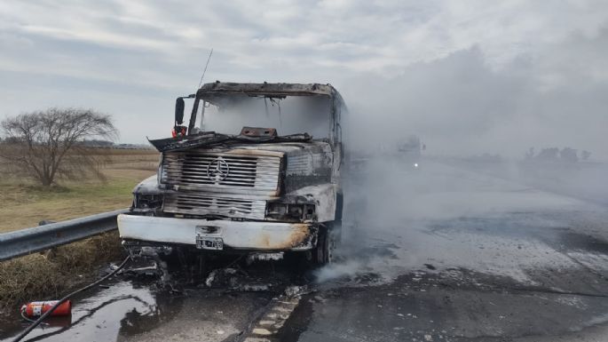 Se incendió un camión en la Autopista y fue sofocado por Bomberos