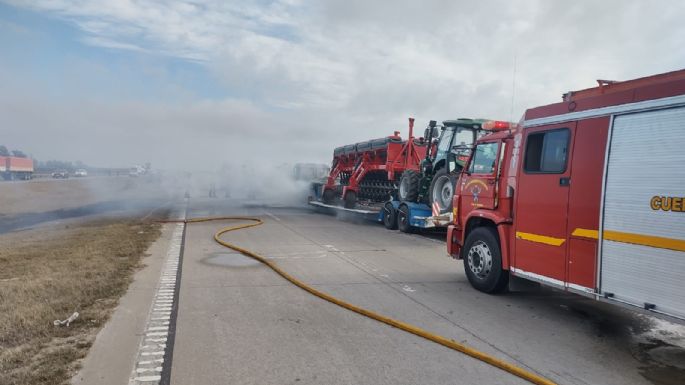 Se incendió un camión en la Autopista y fue sofocado por Bomberos