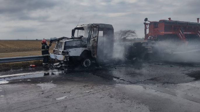 Se incendió un camión en la Autopista y fue sofocado por Bomberos