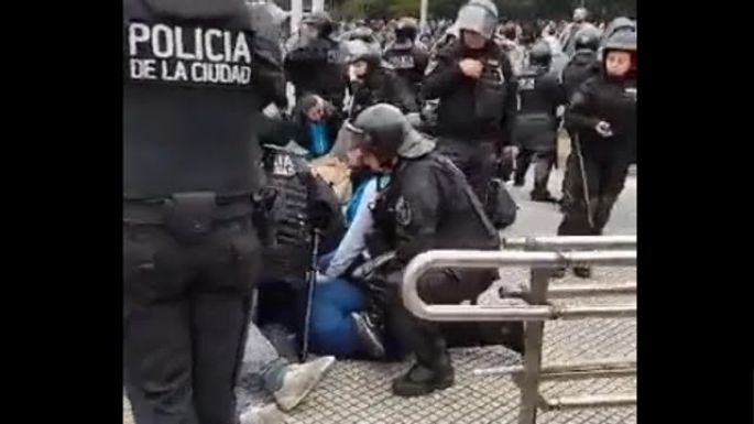 Protesta y represión en el Obelisco: murió un fotoperiodista