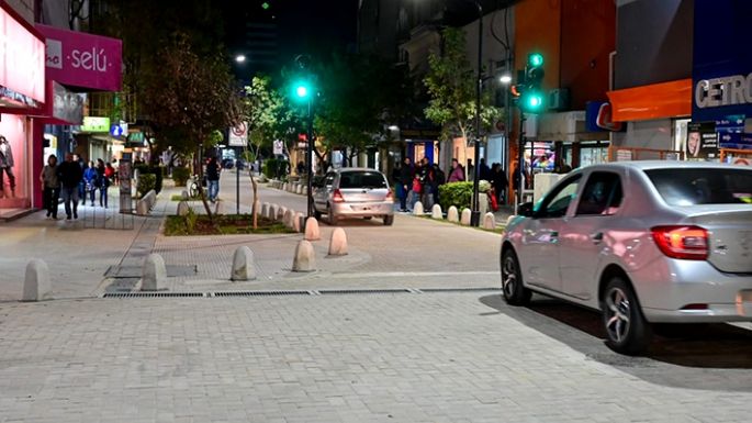 Después de casi 12 años, los vehículos transitan por la antigua peatonal