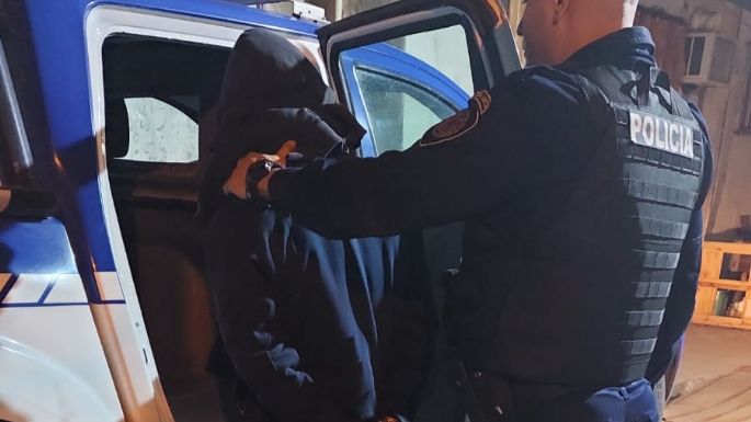 Lo engancharon violentando las rejas de un comercio