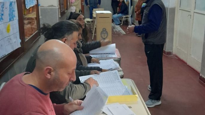 El inicio de la votación se demoró en algunas escuelas