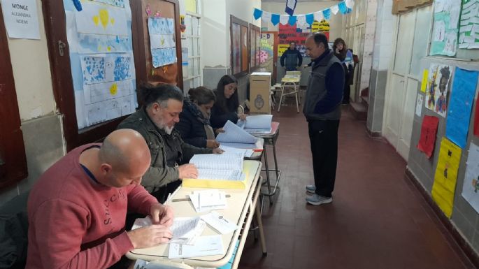 El inicio de la votación se demoró en algunas escuelas