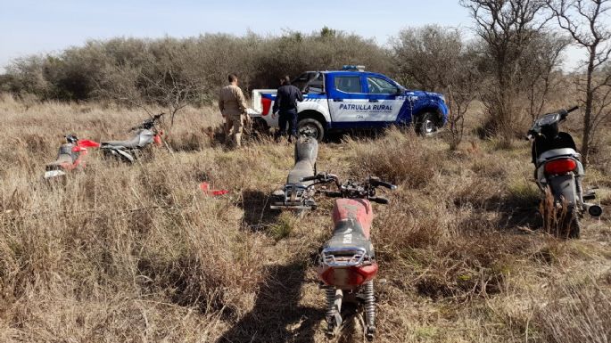 Encontraron 8 motos en un descampado del barrio Parque Norte