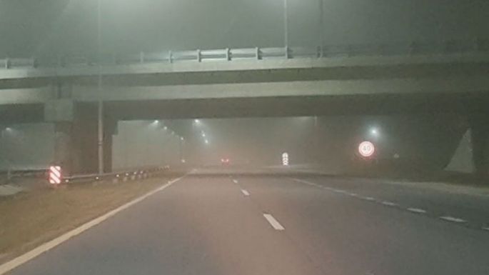 Baja visibilidad en la autopista debido a la presencia de polvo