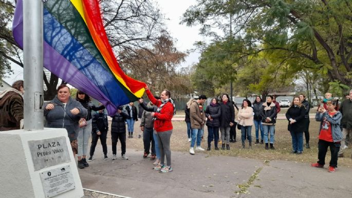 La bandera del Orgullo ya flamea en la Plaza Pedro Viñas