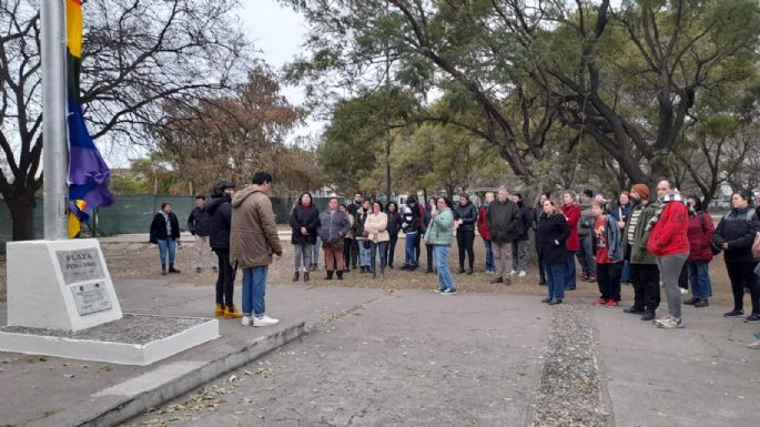 La bandera del Orgullo ya flamea en la Plaza Pedro Viñas