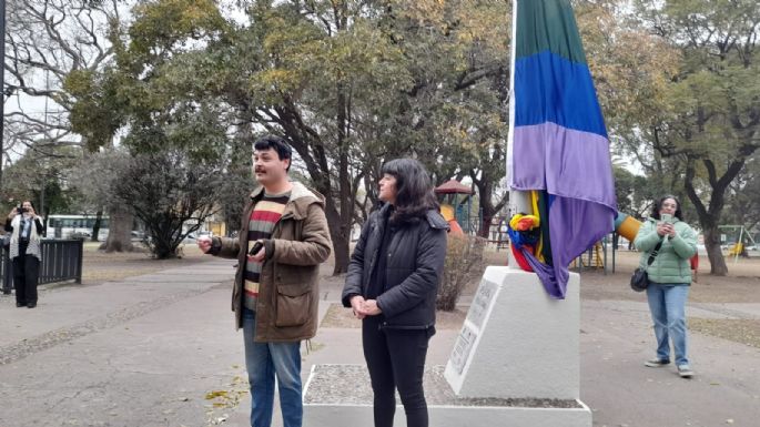La bandera del Orgullo ya flamea en la Plaza Pedro Viñas