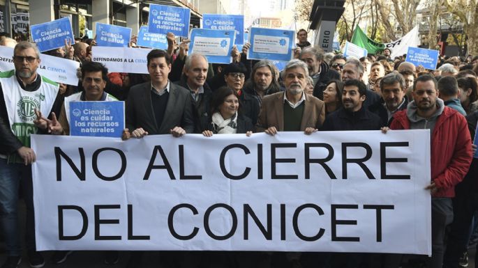 Científicos rechazaron la propuesta de Milei para eliminar el Conicet y el Ministerio de Ciencia