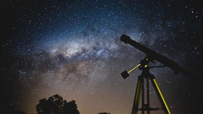 Invitan a observar a Mercurio, Saturno y la Luna desde el Aeropuerto local