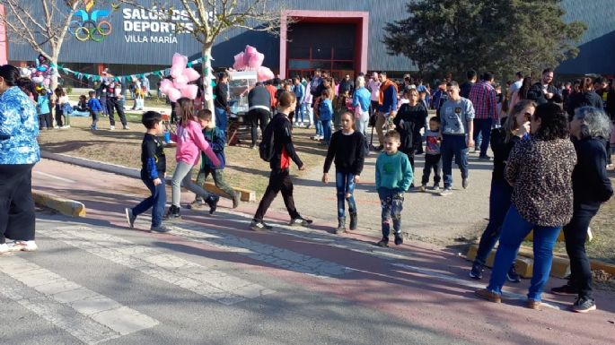 Niños y niñas disfrutan su día con actividades gratuitas