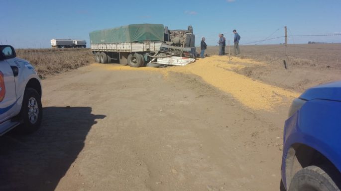 Un camionero que transportaba maíz perdió el control y volcó