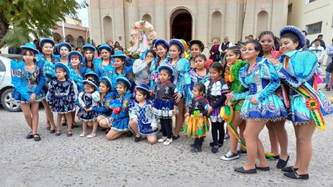 [Videos] La comunidad boliviana celebró a la Virgen de Urkupiña con procesión, baile y fiesta