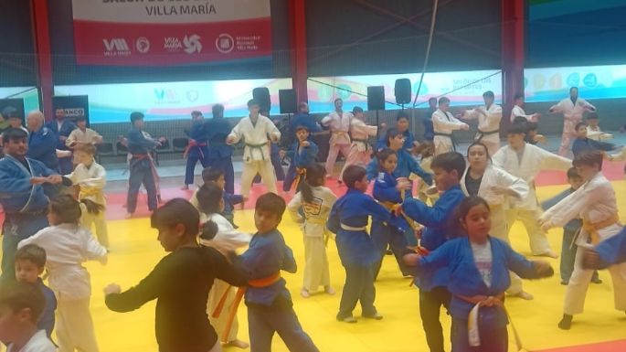 "La Peque" Pareto brinda una clase gratuita a judocas locales