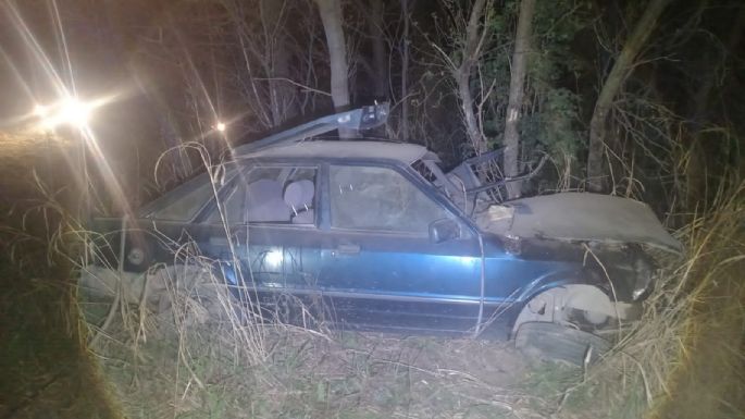 Un hombre chocó contra un árbol, salió despedido del auto y murió