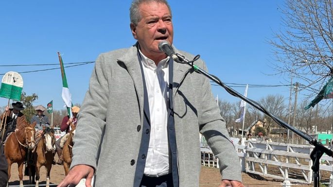 Busso entregó un tractor a la Sociedad Rural