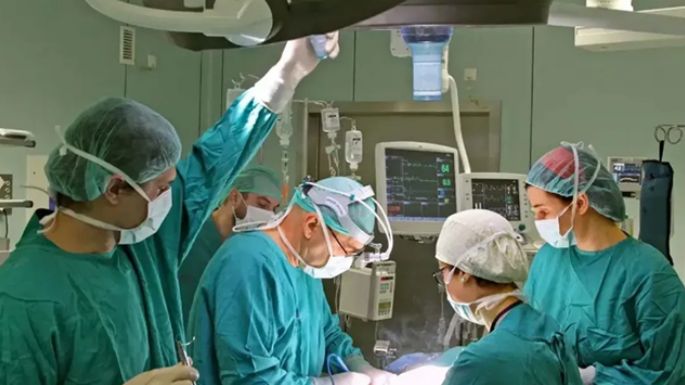 Posponen cirugías por falta de  prótesis y cobran plus en consultas