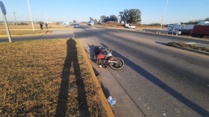 Un joven motociclista hospitalizado tras chocar contra un camión