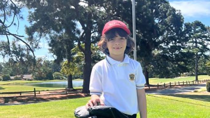 Un pequeño golfista local  en un evento internacional